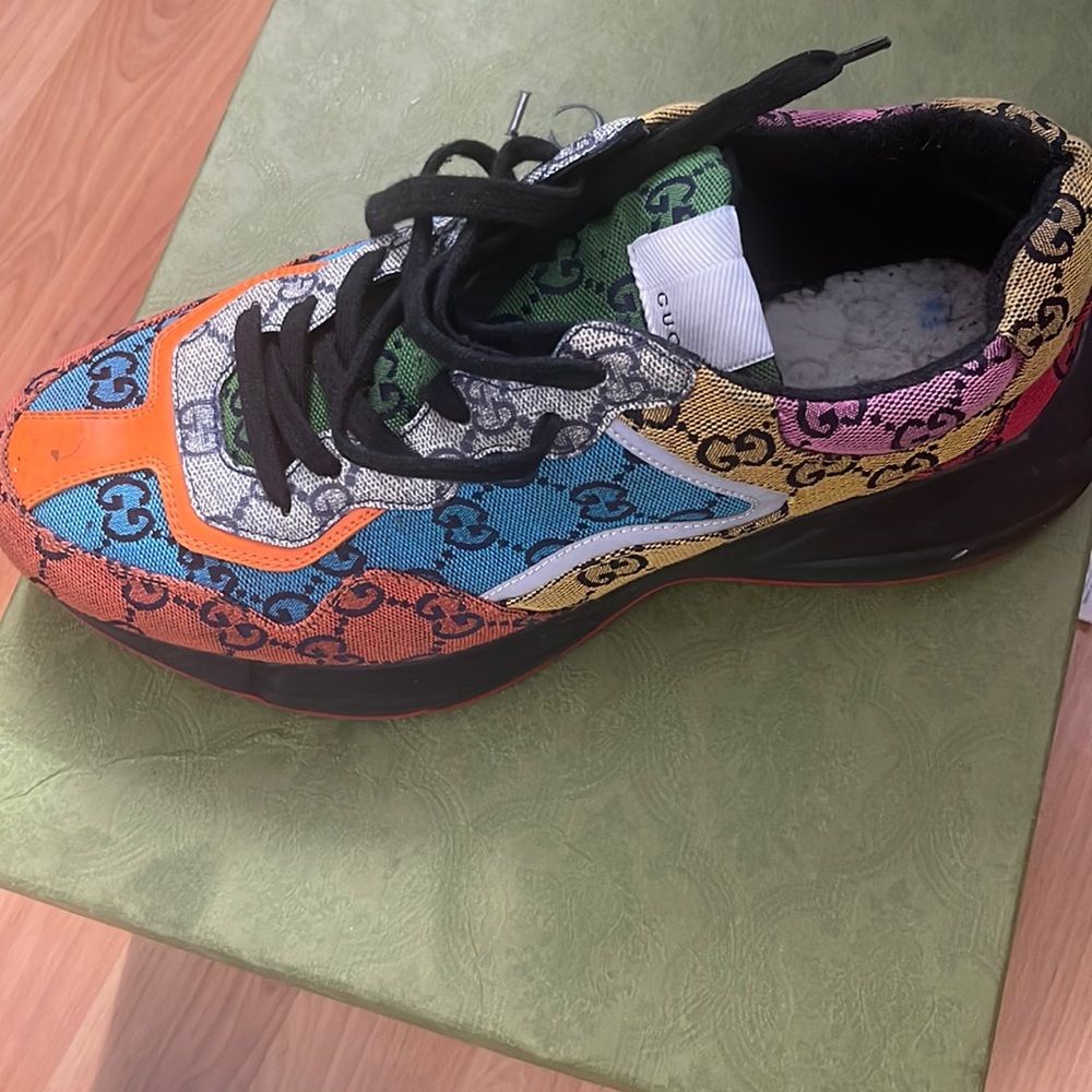 Used Gucci shoes good condition just want to sale it size 8+